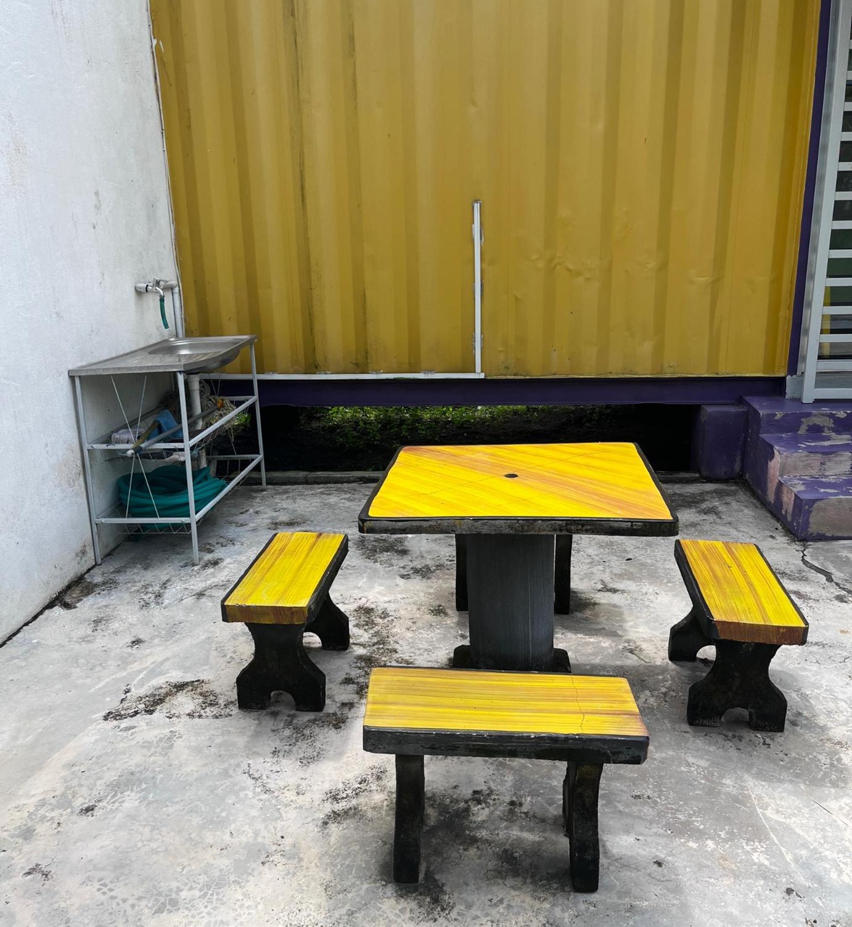 Purple Cube At Lumut Cube Homestay Kontena מראה חיצוני תמונה